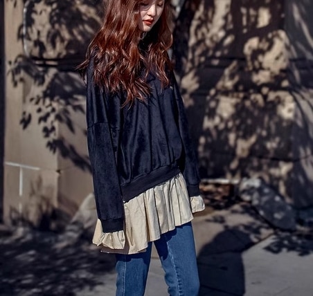 重ね着風 フェイクレイヤード フェイクツーピース レディース トップス プルオーバー トレーナー スウェット ミドル丈 長袖 ラウンドネック ストレート フリル 薄手 ベルベット 大人可愛い きれいめ