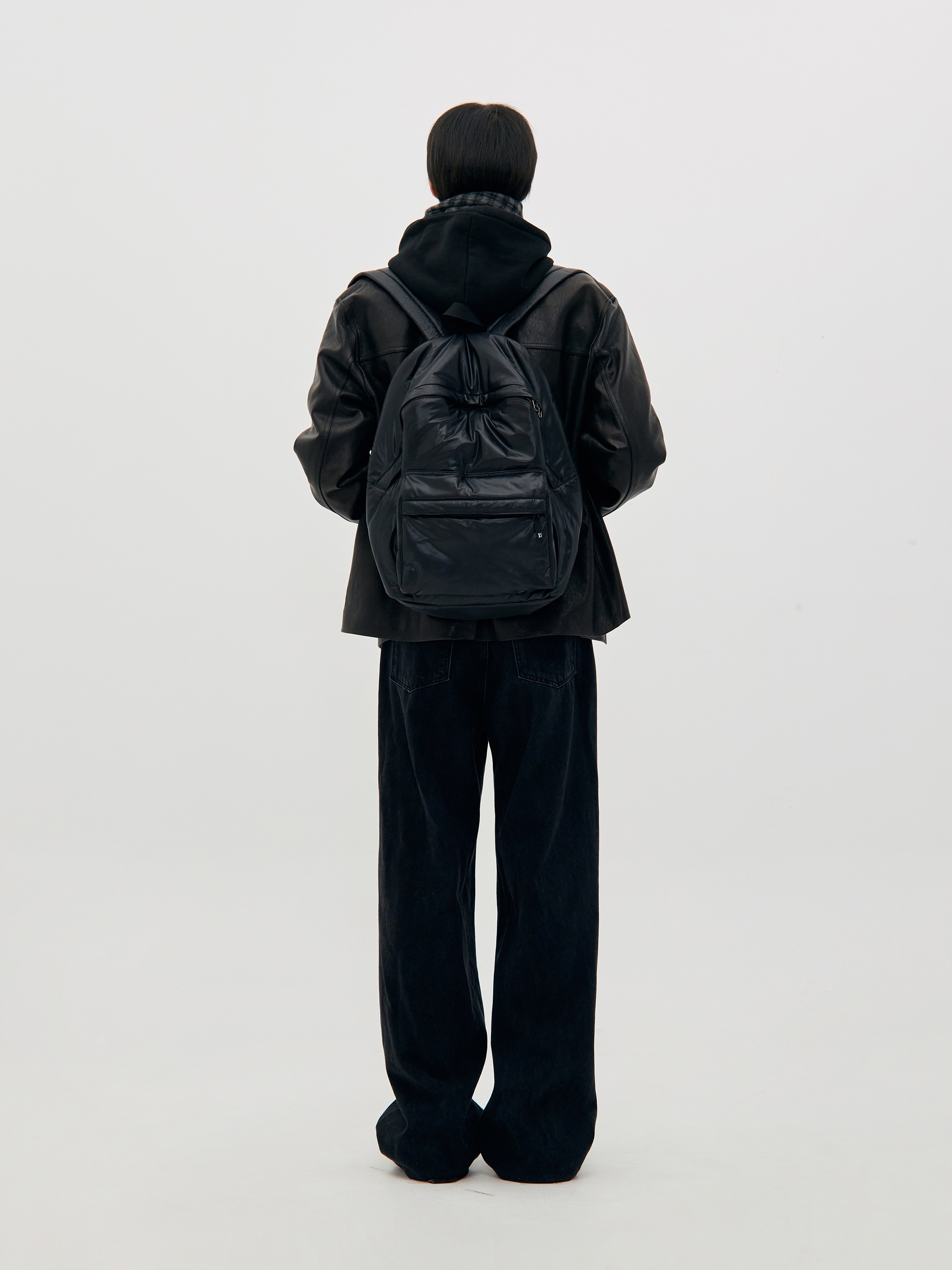 【LOW CLASSIC】 Lc GLOW PADDED BACKPACK /追跡付 LOW CLASSIC】 Lc GLOW PADDED BACKPACK : BLACK リュック