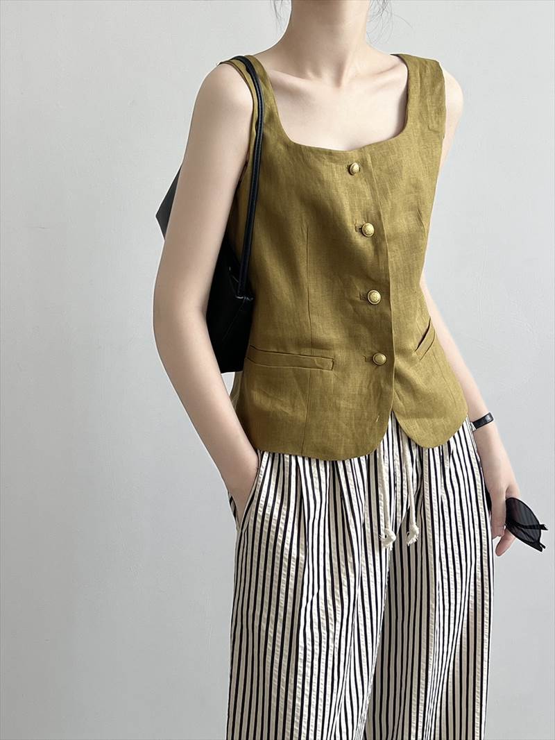 トップス レディース リネンベスト ジレ Uネック ノースリーブ 金ボタン メタルボタン 前開き ポケット 麻 大人可愛い きれいめ シンプル カジュアル ナチュラル 大人 上品 おしゃれ お洒落 か トップス レディース リネンベスト ジレ Uネック ノースリーブ 金ボタン メタルボタン 前開き ポケット 麻 大人可愛い きれいめ シンプル カジュアル ナチュラル 大人 上品 おしゃれ お洒落 か