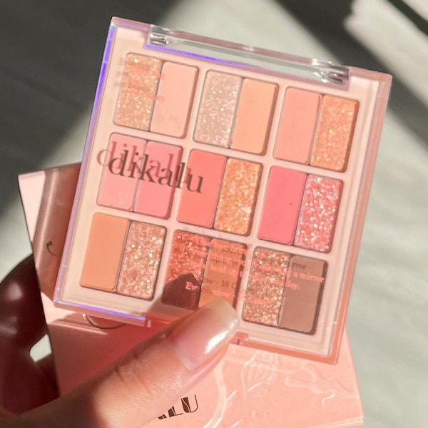 Qoo10] DIKALU 【50種類 アイシャドウ】大人気商品 ア