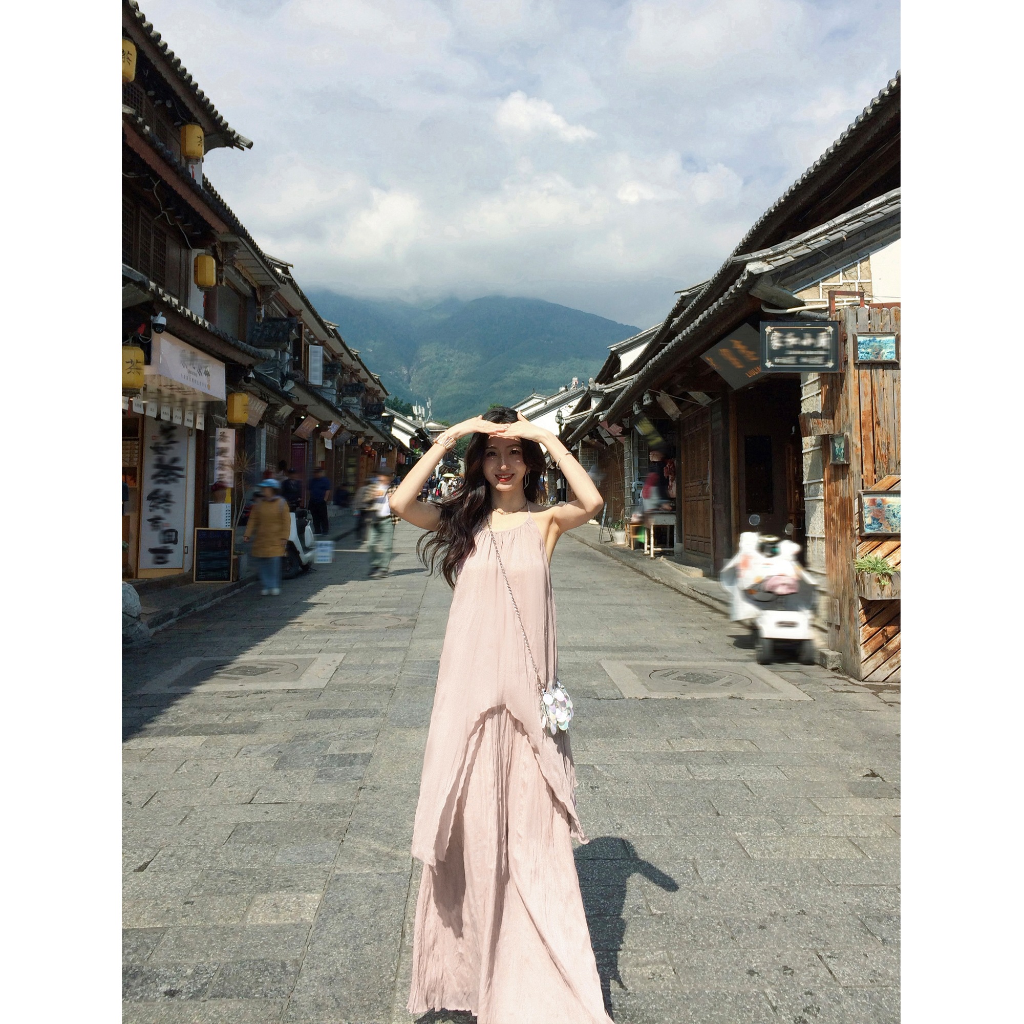 ムルバン休暇 ~ 首のストラップをかける女性の不規則な背中の袖なしの上着の半身の長いスカートの怠惰な感じのカバー ムルバン休暇 ~ 首のストラップをかける女性の不規則な背中の袖なしの上着の半身の長いスカートの怠惰な感じのカバー