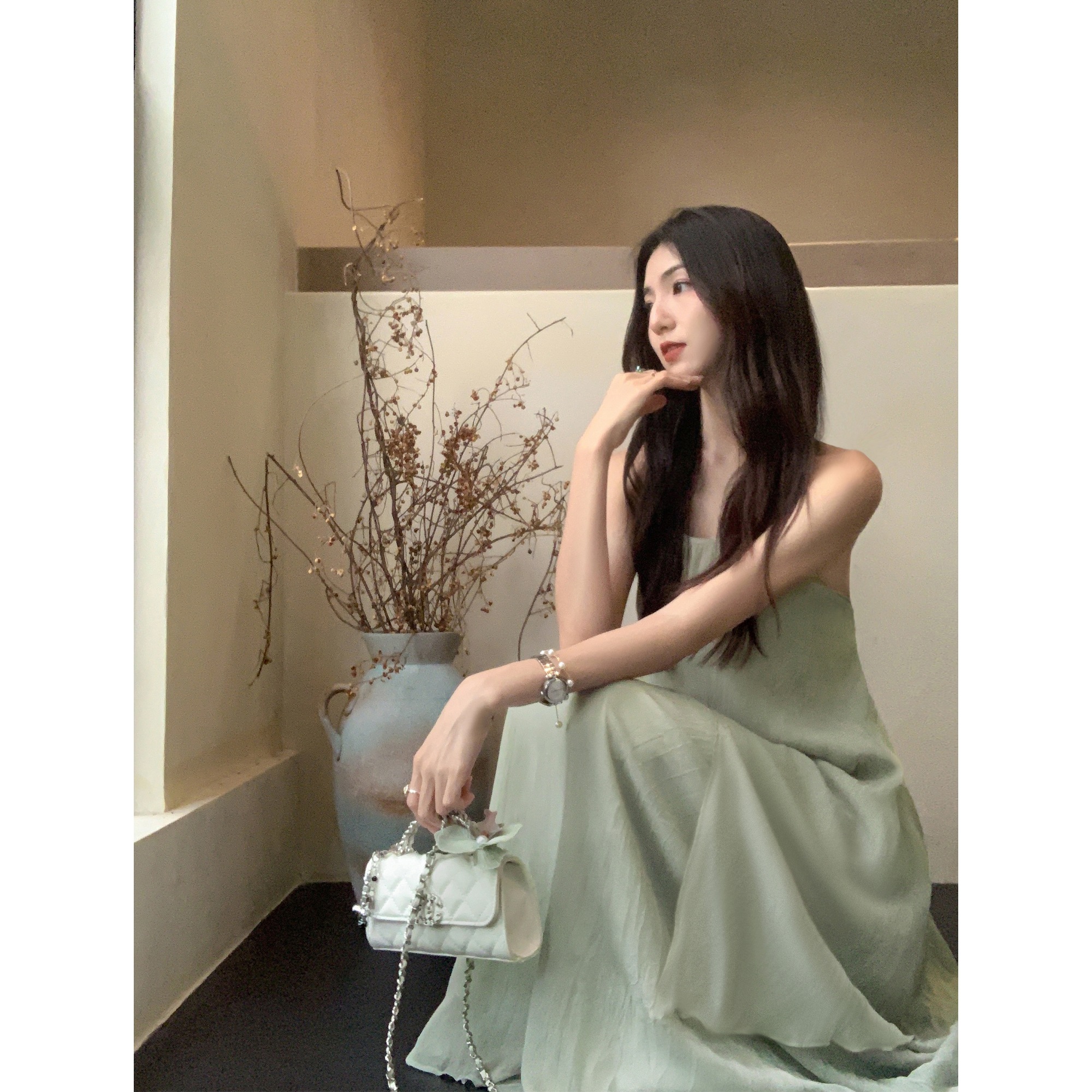 ムルバン休暇 ~ 首のストラップをかける女性の不規則な背中の袖なしの上着の半身の長いスカートの怠惰な感じのカバー ムルバン休暇 ~ 首のストラップをかける女性の不規則な背中の袖なしの上着の半身の長いスカートの怠惰な感じのカバー