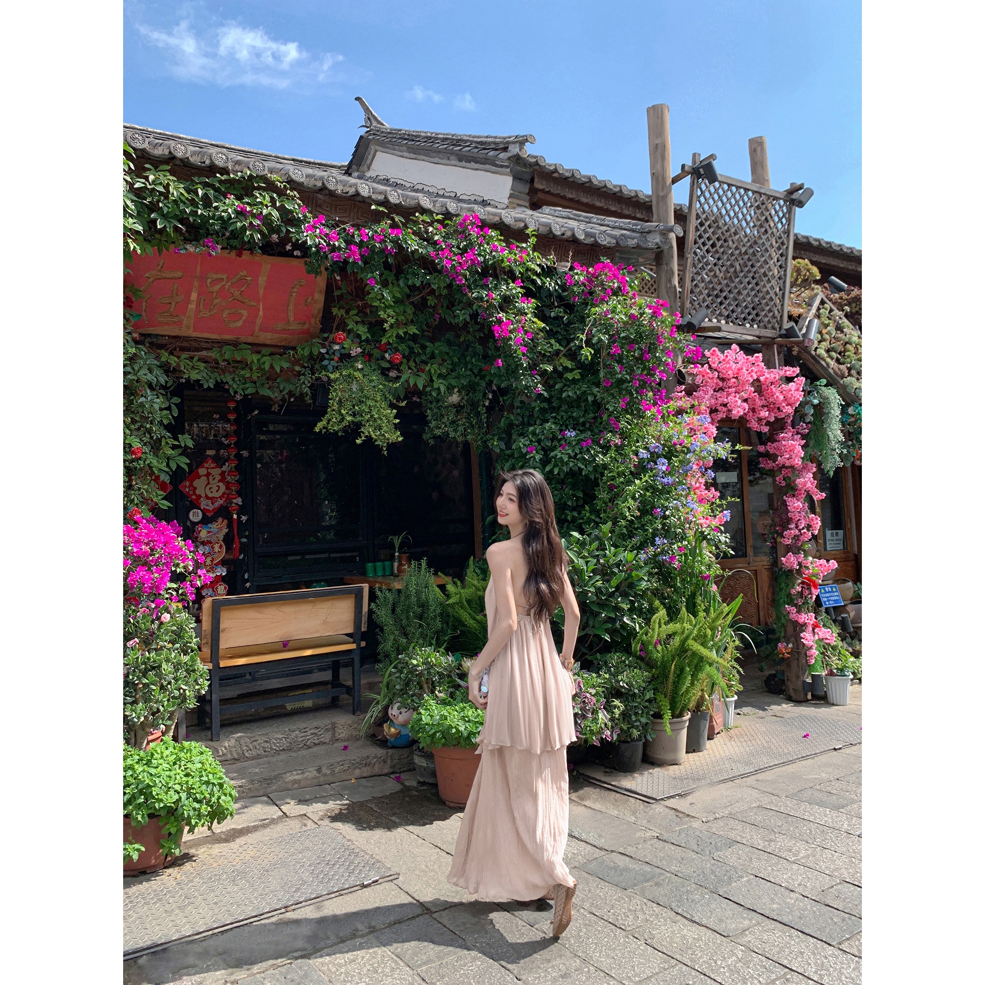 ムルバン休暇 ~ 首のストラップをかける女性の不規則な背中の袖なしの上着の半身の長いスカートの怠惰な感じのカバー ムルバン休暇 ~ 首のストラップをかける女性の不規則な背中の袖なしの上着の半身の長いスカートの怠惰な感じのカバー