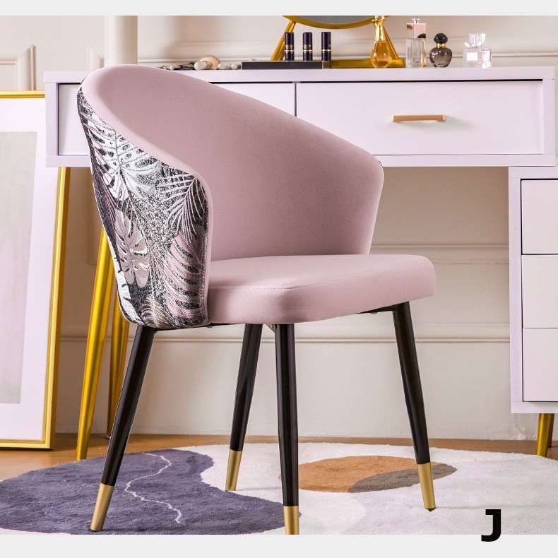 ラグジュアリー 刺繍(ししゅう)入りダイニングチェア アームレスト付き