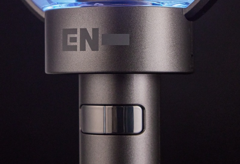 【 当日出発 】ENHYPEN OFFICIAL LIGHT STICK ver2 [公式フォトカード7枚包含+当店特典公式ランダムトレカ1枚]エナイプン ペンライト 応援棒 公式グッズ