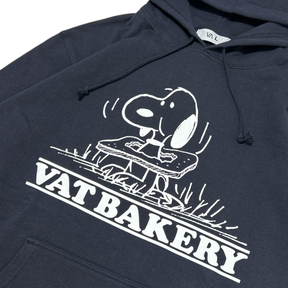 ヴイエー V.A. VAT BAKERY PEANUTS HOODIE ピーナッツ パーカー Various Artists スヌーピー 211-000879-057 ヴイエー V.A. VAT BAKERY PEANUTS HOODIE ピーナッツ パーカー Various Artists スヌーピー 211-000879-057