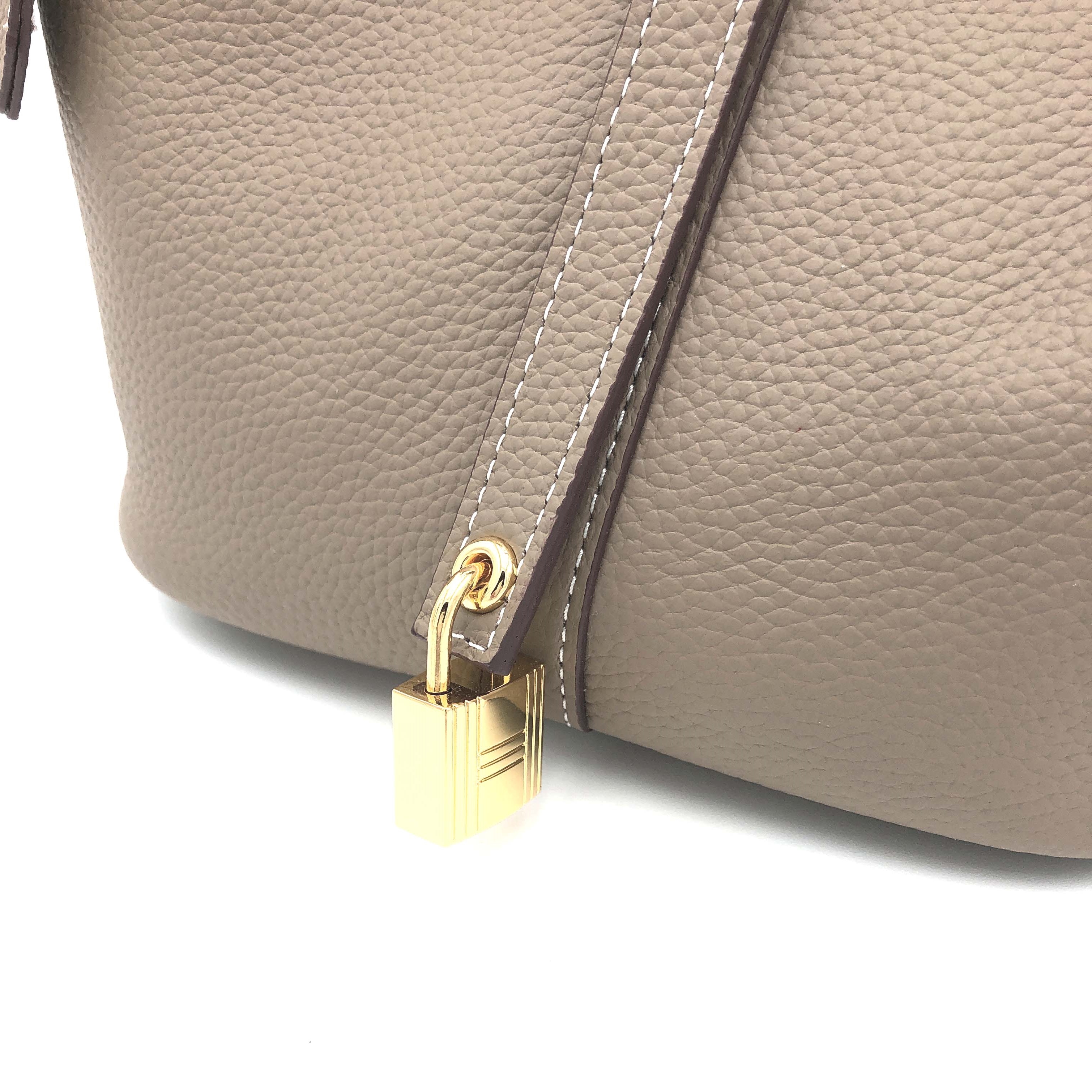 【極美品】ハンドバッグ　カデナ　シボ革　ターンロック　自立　グレージュ 楽天市場】オーストリッチ風合皮ハンドバッグ 4J77 [pine for