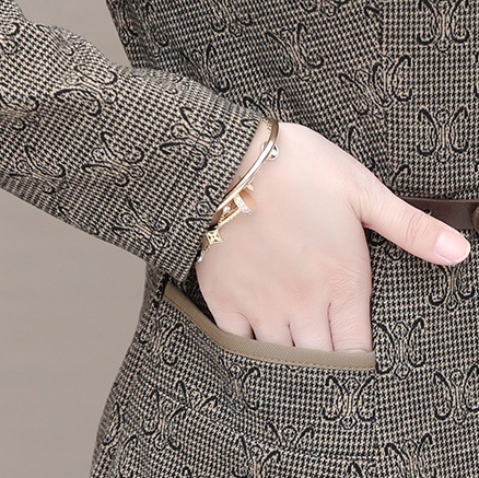 ワンピース フレアワンピース 膝丈 ひざ丈 袖あり 長袖 Vネック 襟付き フレア Aライン ベルト ウエストマーク かわいい 大人可愛い きれいめ おしゃれ お洒落 かっこいい レトロ アジアン 柄