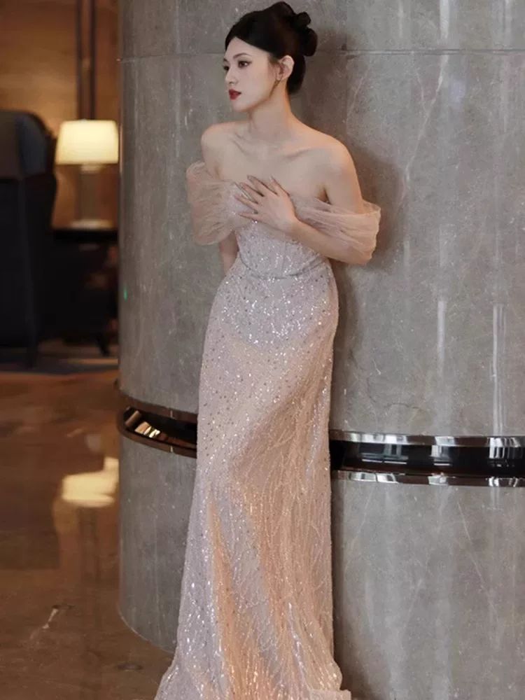 タキシードの女性の一字の肩は軽くて豪華です タキシードの女性の一字の肩は軽くて豪華です