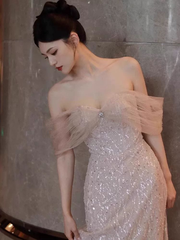 タキシードの女性の一字の肩は軽くて豪華です タキシードの女性の一字の肩は軽くて豪華です