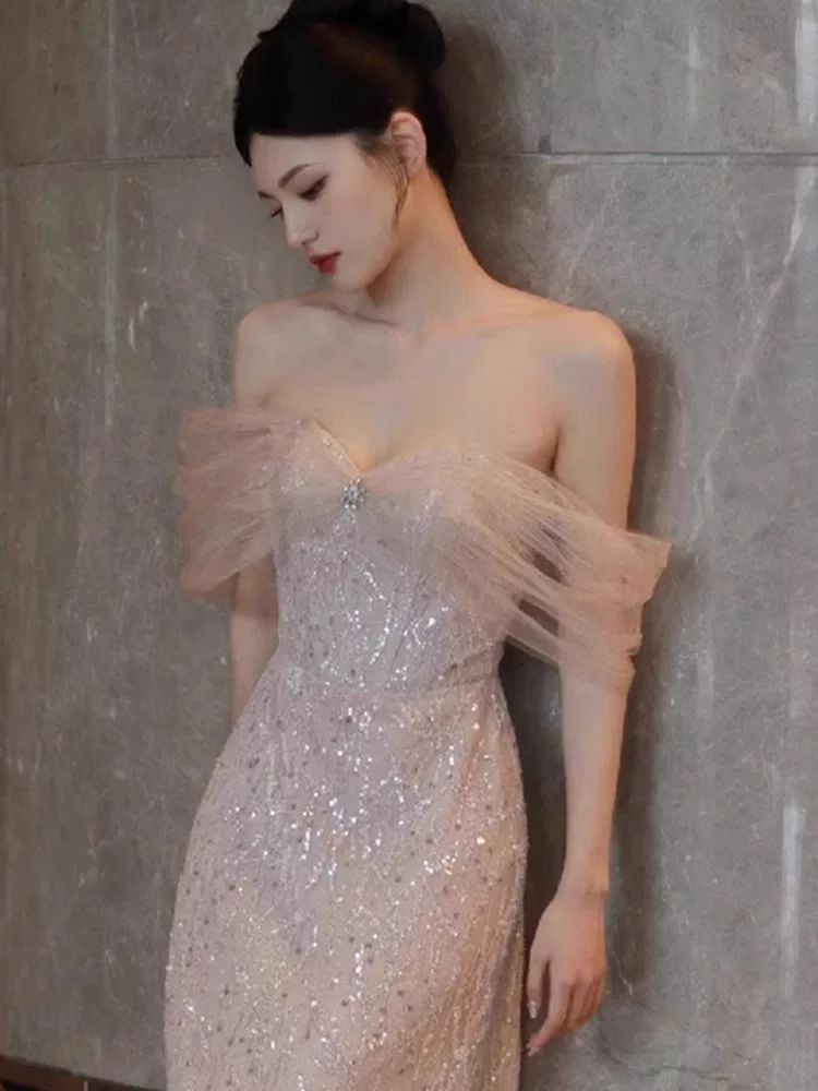 タキシードの女性の一字の肩は軽くて豪華です タキシードの女性の一字の肩は軽くて豪華です