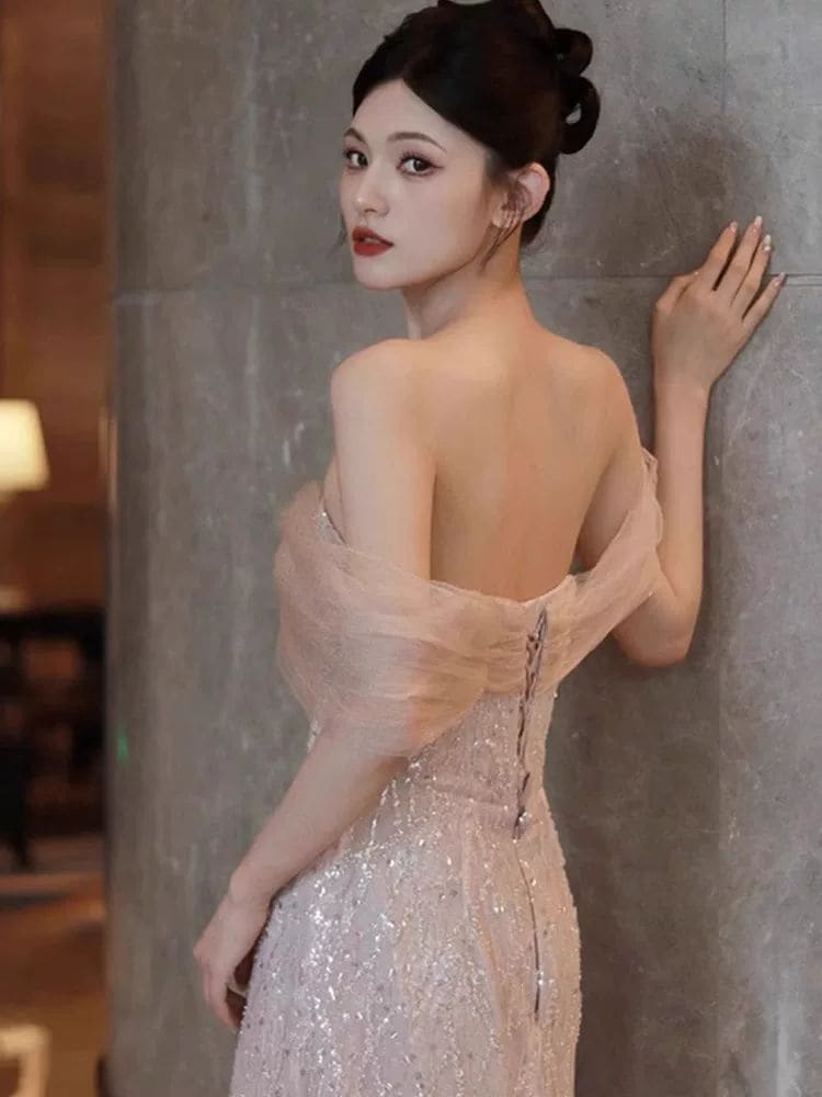 タキシードの女性の一字の肩は軽くて豪華です タキシードの女性の一字の肩は軽くて豪華です