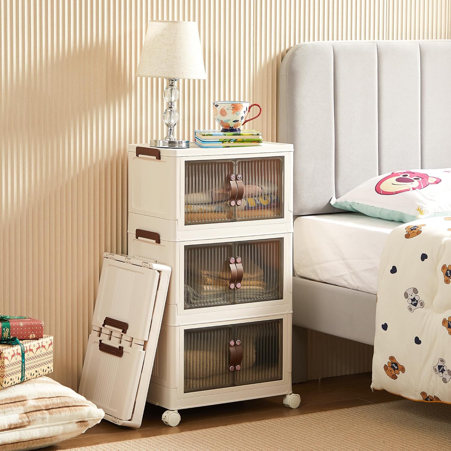 収納ボックス 収納ケース 幅56x奥行き34x高さ97CM キャスター付き 半透明扉付き折りたたみボックス 磁石開閉式 大容量 防塵 防湿 無臭 厚み 書類/衣類/布団/おもちゃ/小物/ 収納ボックス 収納ケース 幅56x奥行き34x高さ97CM キャスター付き 半透明扉付き折りたたみボックス 磁石開閉式 大容量 防塵 防湿 無臭 厚み 書類/衣類/布団/おもちゃ/小物/