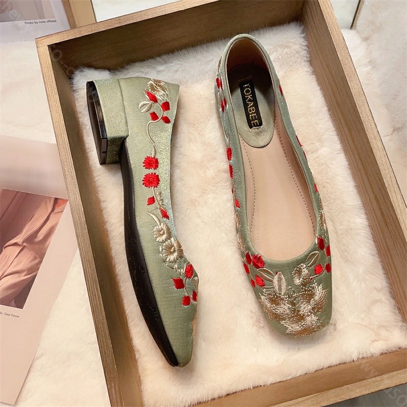 1000円OFFクーポン バレエシューズ ローヒール パンプス レディース スクエアトゥ 太ヒール パンプス cmヒール 可愛い 甲浅 美脚 刺繍 エスニック 婦人靴 ぺたんこ靴 カジュアル 結婚式