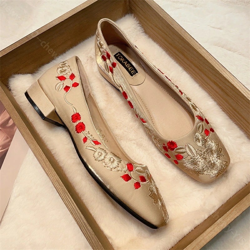 1000円OFFクーポン バレエシューズ ローヒール パンプス レディース スクエアトゥ 太ヒール パンプス cmヒール 可愛い 甲浅 美脚 刺繍 エスニック 婦人靴 ぺたんこ靴 カジュアル 結婚式