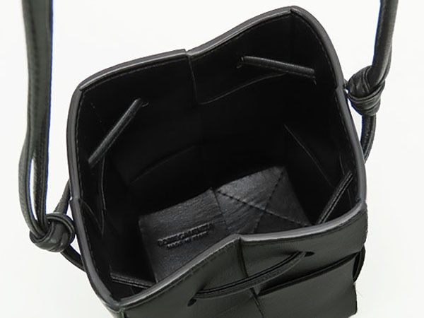 超美品ボッテガヴェネタイントレチャートミニカセットクロスボディバケットバッグショルダーバッグショルダーポーチ 超美品ボッテガヴェネタイントレチャートミニカセットクロスボディバケットバッグショルダーバッグショルダーポーチ