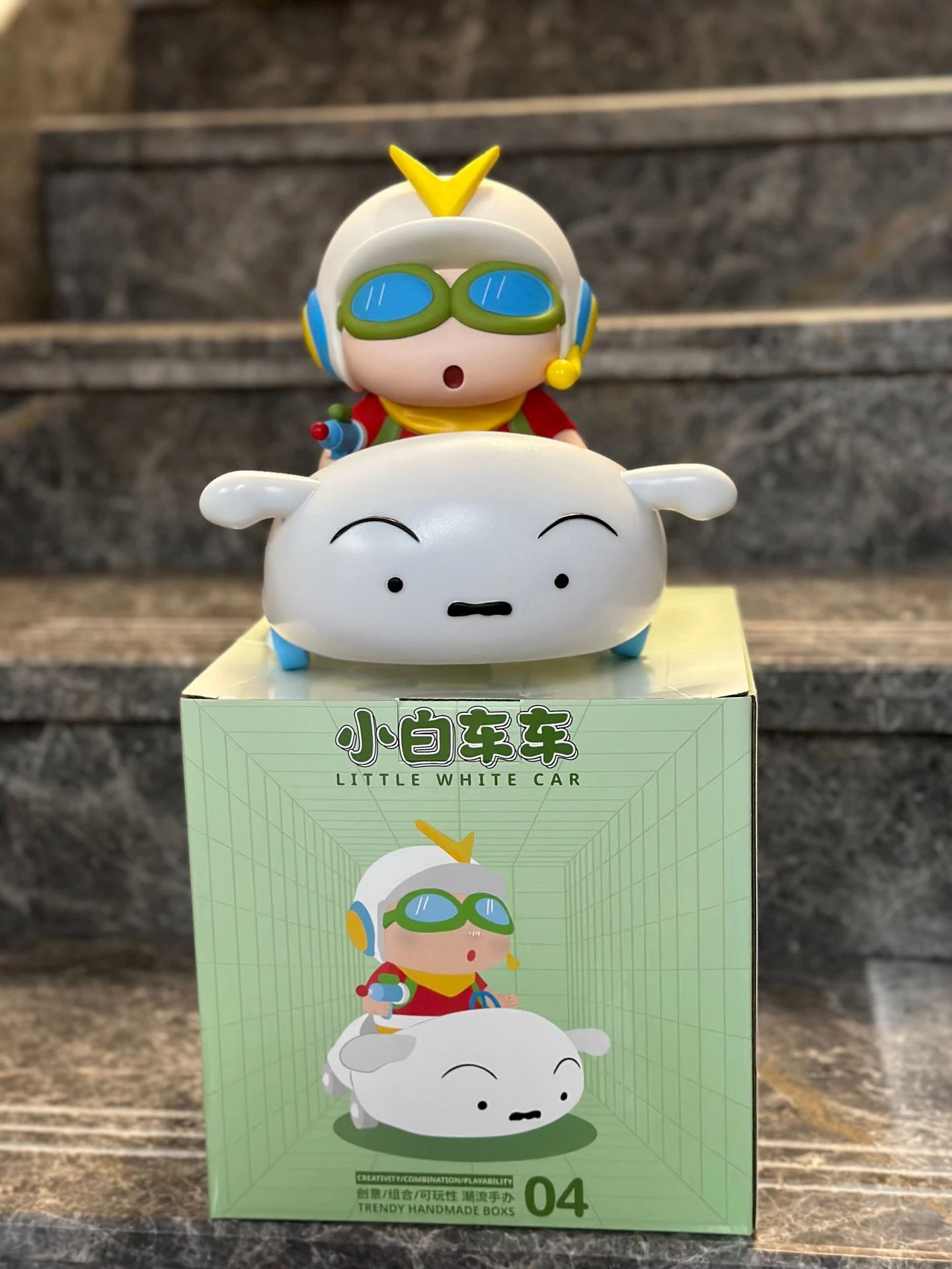 推薦クレヨンリトルボーイフィギュアリトルホワイトチャリオット音声コントロール調節可能な明るさcmリトルホワイトチャリオットトレンディデスクトップオーナメント