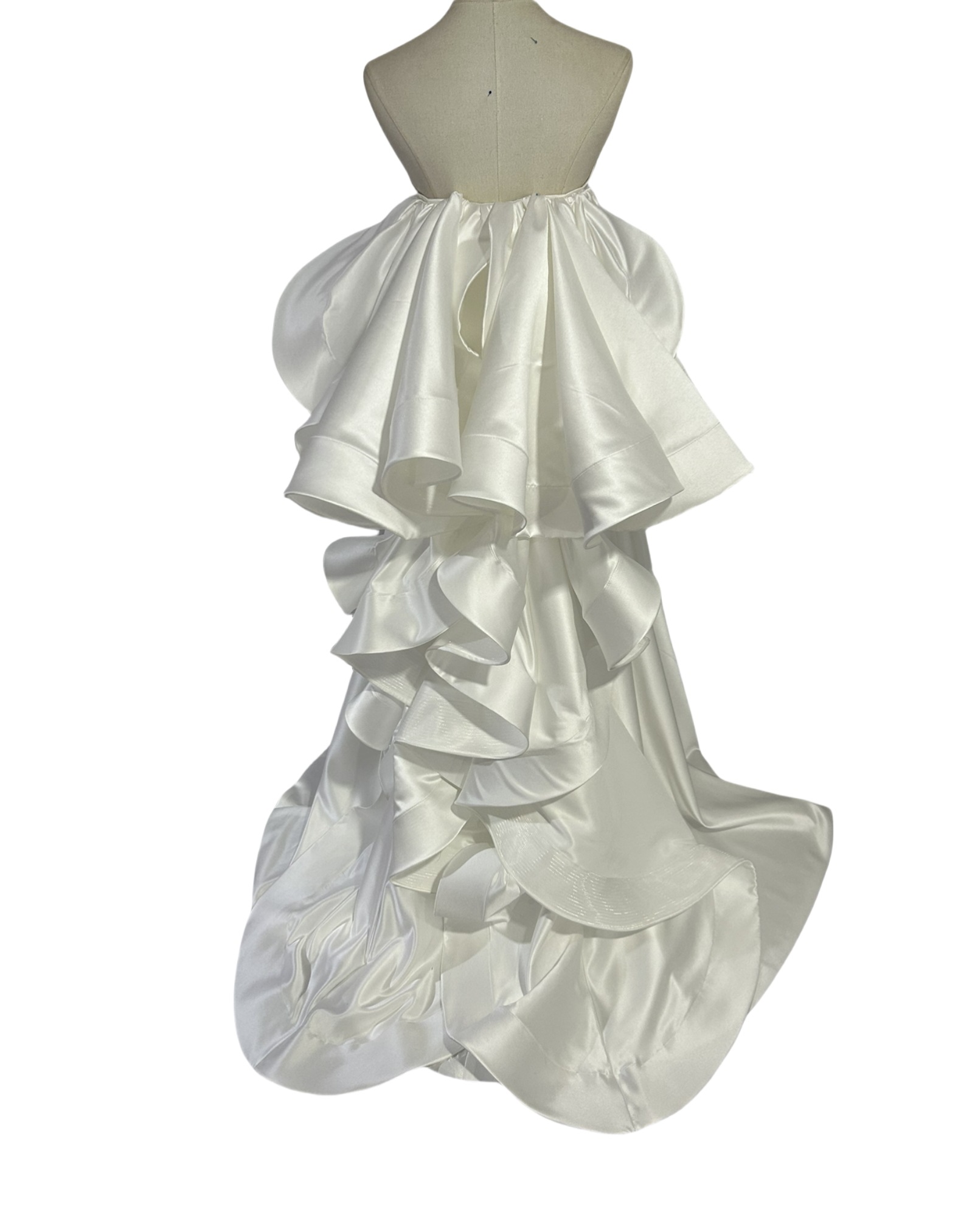 ウエディングドレス 光沢サテン ベアトップ ふっくら柔らかなバックリボン 細見えシルエット 拳式 ウエディングドレス 光沢サテン ベアトップ ふっくら柔らかなバックリボン 細見えシルエット 拳式