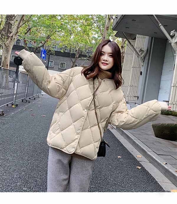 ダウンジャケット キルティングジャケット ノーカラー 秋冬 軽量ダウン レディース ショート丈 襟なし ボタン フードなし 体型カバー ポケット付き 防寒 羽織り きれいめ 防風 防寒着 暖かい 軽量