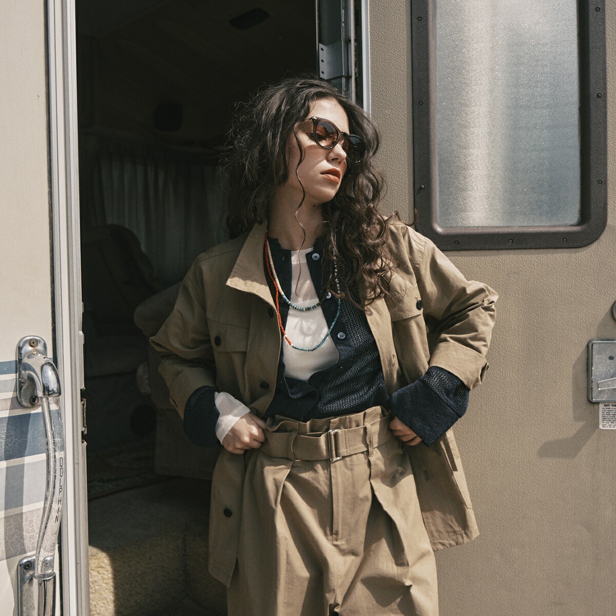 Le Melange ル・メランジュ サファリジャケット 8513803 レディース ナイロンツイル ブルゾン スタンドカラー 044/CAMEL Le Melange ル・メランジュ サファリジャケット 8513803 レディース ナイロンツイル ブルゾン スタンドカラー 044/CAMEL