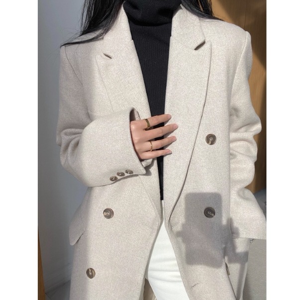 アウター コート ロングコート 袖あり 長袖 襟付き ピークドラペル デザイン ボタン ダブルブレスト 美ライン ニュアンス ポケット 前開き 裏地 キルティング 差し色 かわいい 大人可愛い