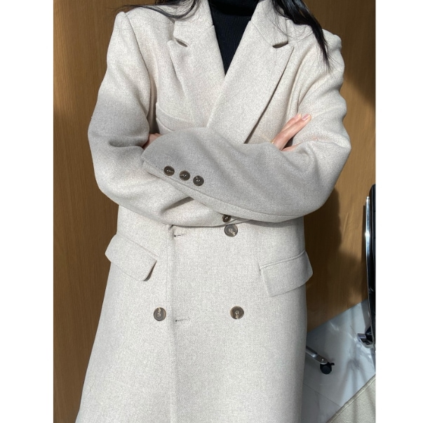 アウター コート ロングコート 袖あり 長袖 襟付き ピークドラペル デザイン ボタン ダブルブレスト 美ライン ニュアンス ポケット 前開き 裏地 キルティング 差し色 かわいい 大人可愛い