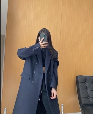 アウター コート ロングコート 袖あり 長袖 襟付き ピークドラペル デザイン ボタン ダブルブレスト 美ライン ニュアンス ポケット 前開き 裏地 キルティング 差し色 かわいい 大人可愛い