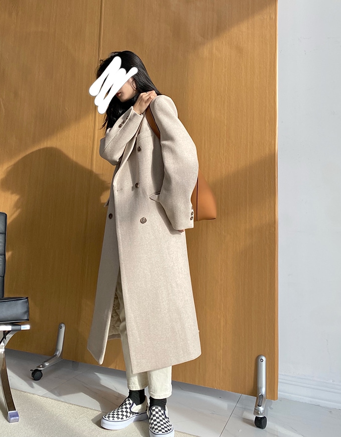 アウター コート ロングコート 袖あり 長袖 襟付き ピークドラペル デザイン ボタン ダブルブレスト 美ライン ニュアンス ポケット 前開き 裏地 キルティング 差し色 かわいい 大人可愛い