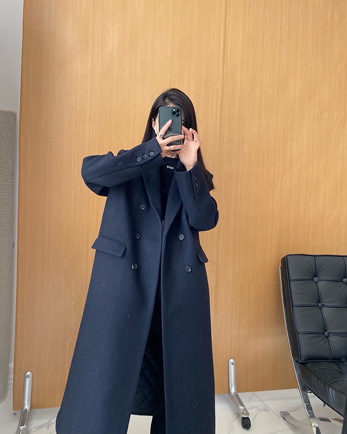 アウター コート ロングコート 袖あり 長袖 襟付き ピークドラペル デザイン ボタン ダブルブレスト 美ライン ニュアンス ポケット 前開き 裏地 キルティング 差し色 かわいい 大人可愛い