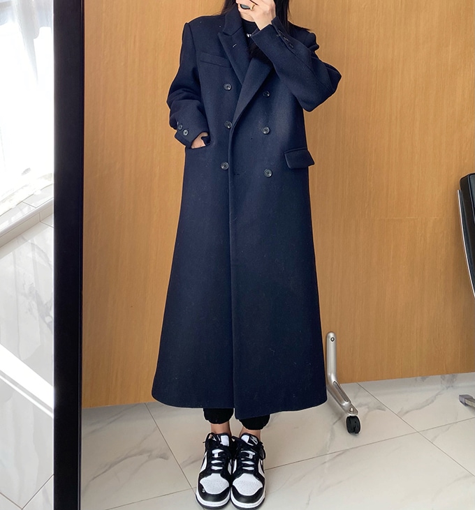アウター コート ロングコート 袖あり 長袖 襟付き ピークドラペル デザイン ボタン ダブルブレスト 美ライン ニュアンス ポケット 前開き 裏地 キルティング 差し色 かわいい 大人可愛い