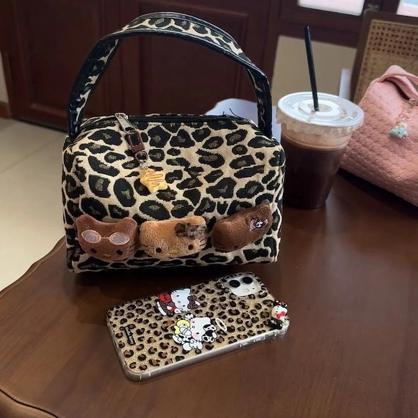 Qoo10] ヒョウ柄ポーチキティポーチ小人数高級大容