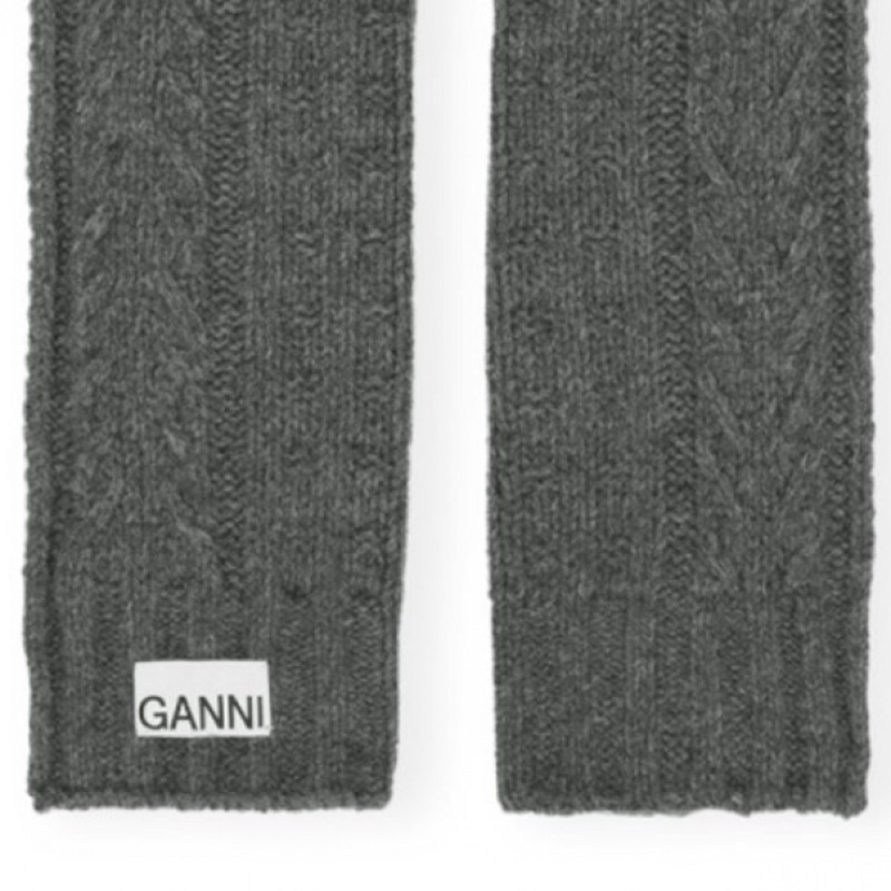 GANI 23FW ロゴパッチケーブルウールマフラーグレー A5364 523 GANI 23FW ロゴパッチケーブルウールマフラーグレー A5364 523