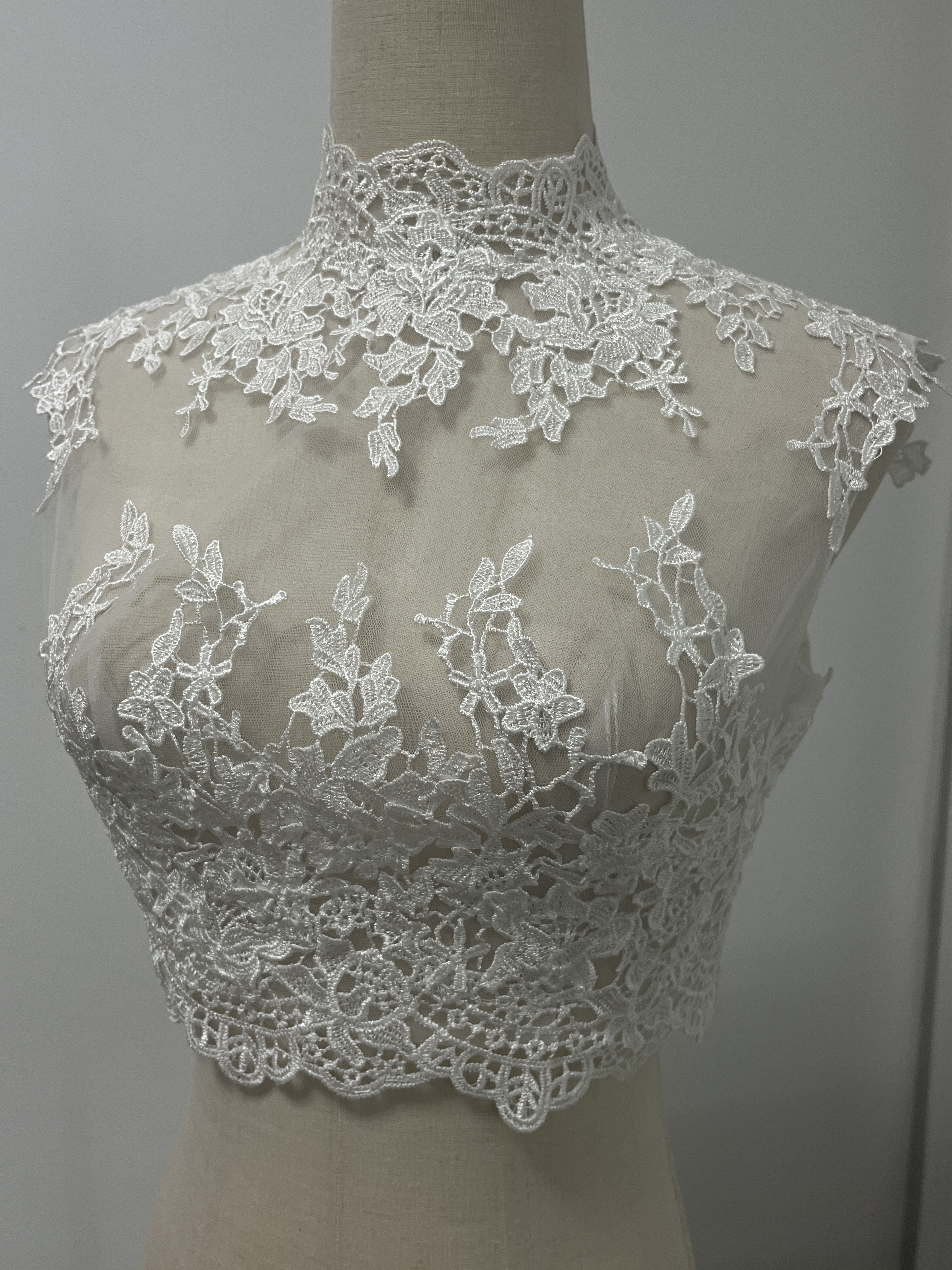 エレガント ボレロ ノースリーブ ハイネック くるみボタン 繊細レース 花嫁/ウェディングドレス エレガント ボレロ ノースリーブ ハイネック くるみボタン 繊細レース 花嫁/ウェディングドレス