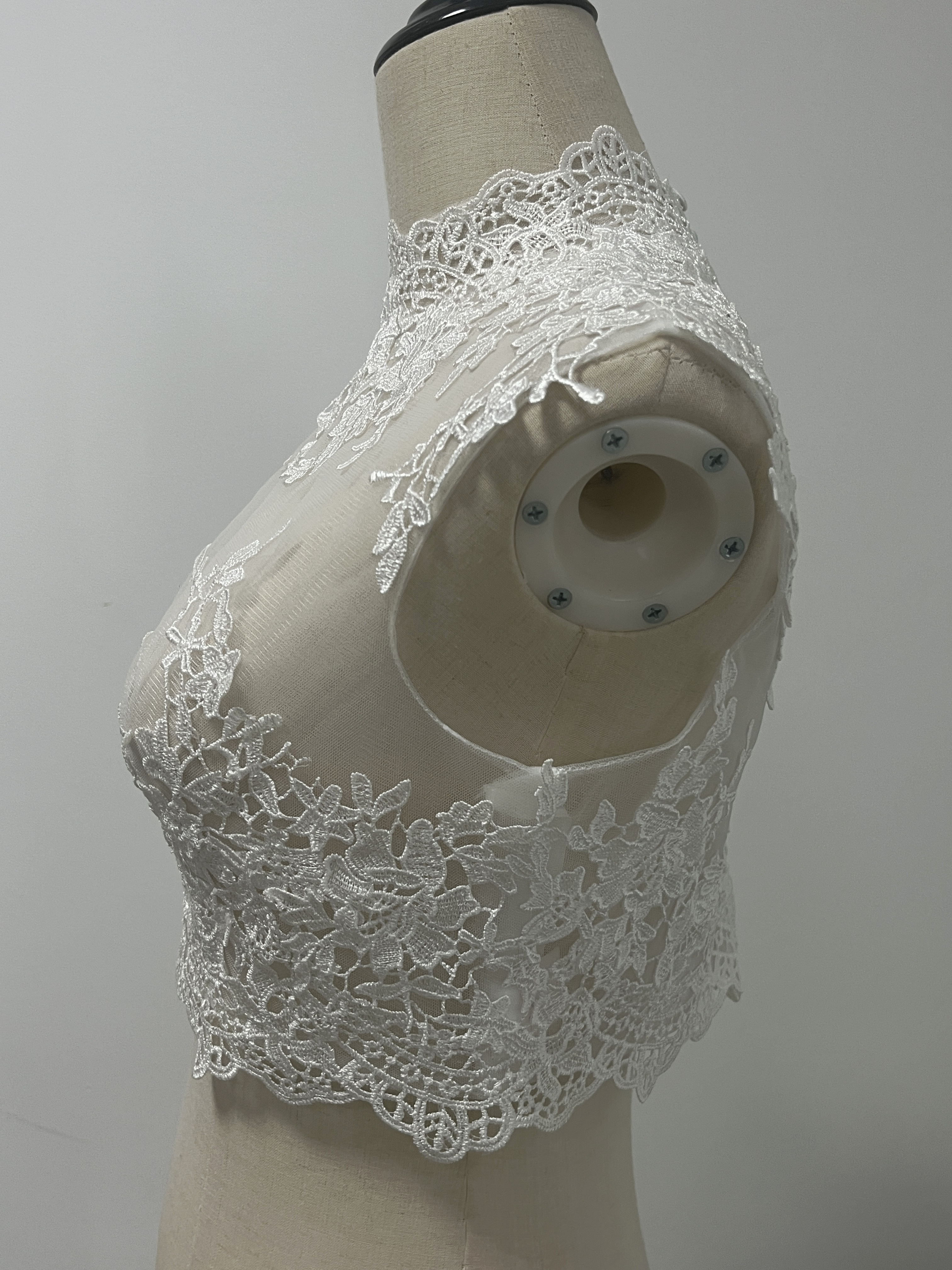 エレガント ボレロ ノースリーブ ハイネック くるみボタン 繊細レース 花嫁/ウェディングドレス エレガント ボレロ ノースリーブ ハイネック くるみボタン 繊細レース 花嫁/ウェディングドレス