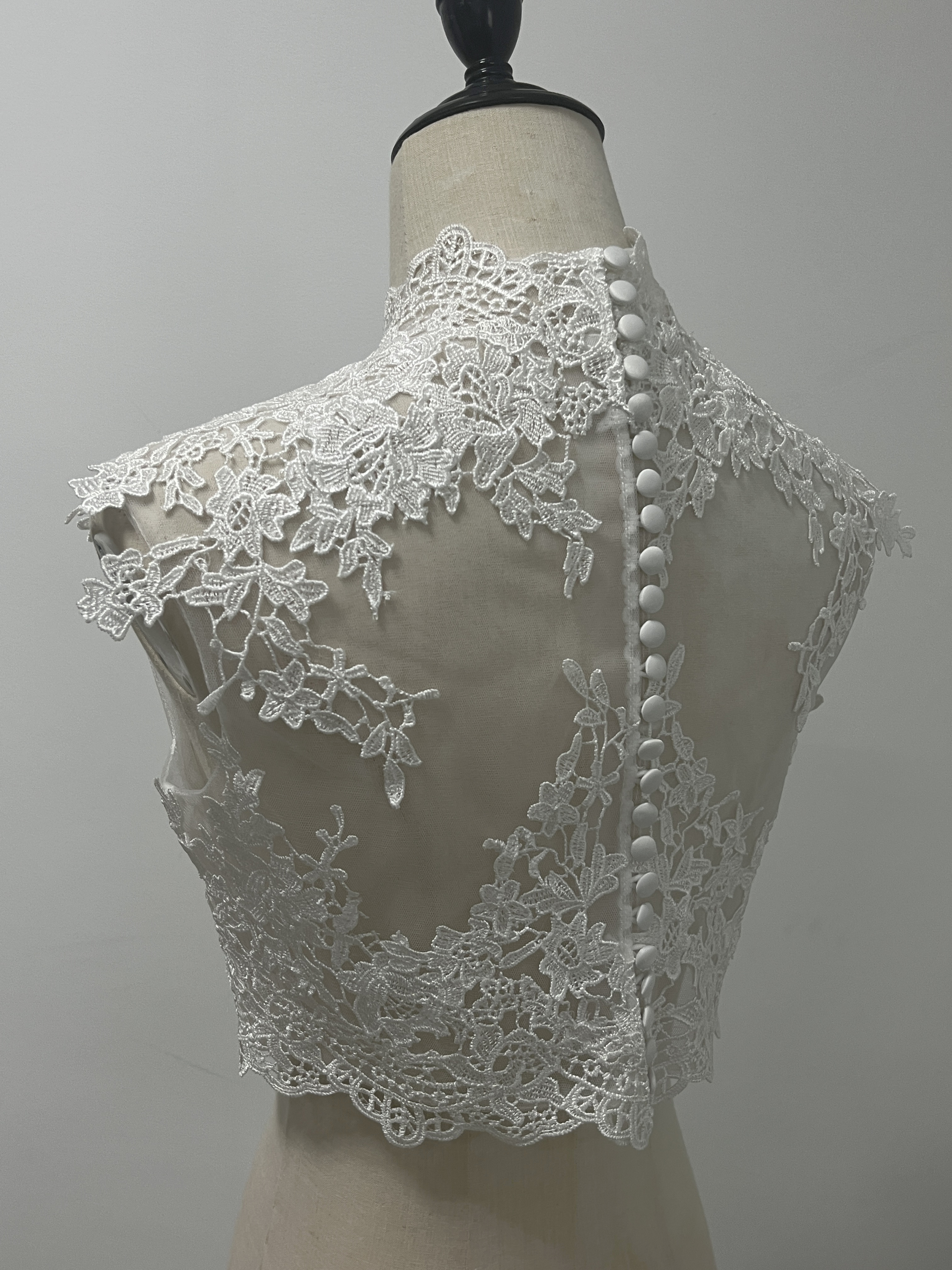 エレガント ボレロ ノースリーブ ハイネック くるみボタン 繊細レース 花嫁/ウェディングドレス エレガント ボレロ ノースリーブ ハイネック くるみボタン 繊細レース 花嫁/ウェディングドレス