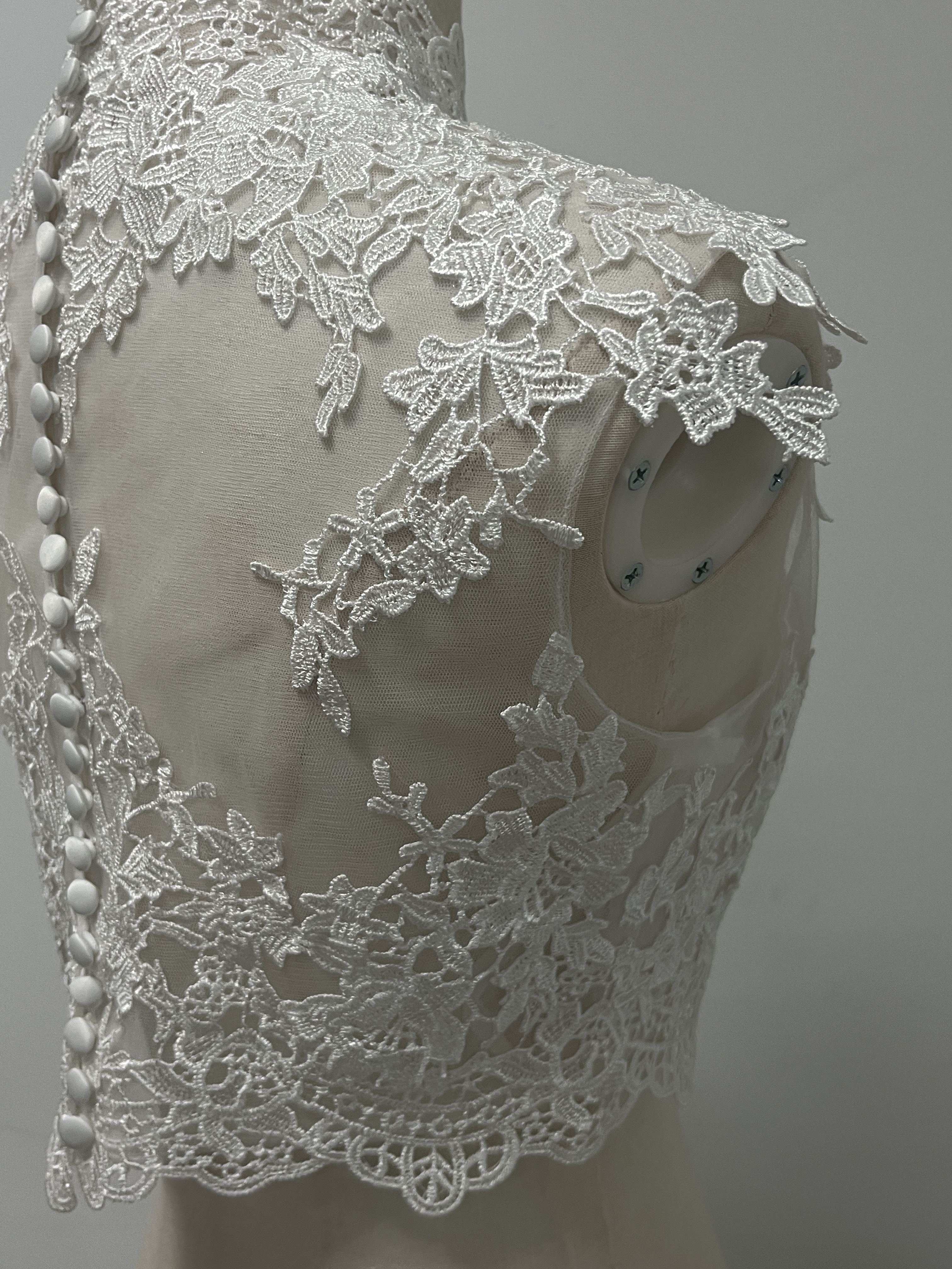 エレガント ボレロ ノースリーブ ハイネック くるみボタン 繊細レース 花嫁/ウェディングドレス エレガント ボレロ ノースリーブ ハイネック くるみボタン 繊細レース 花嫁/ウェディングドレス