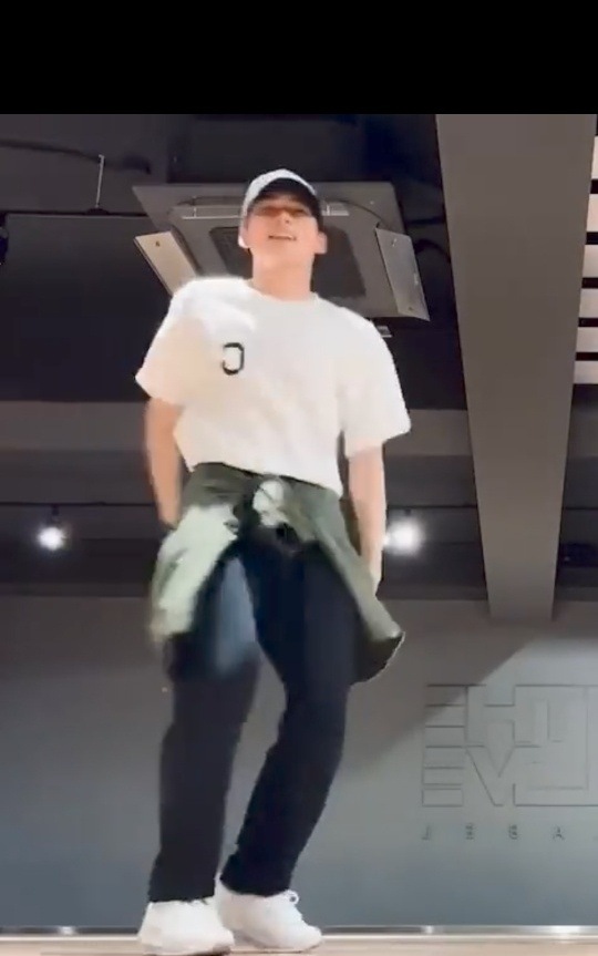 zb1 ソンハンビン cロゴ Tシャツ ホワイト ゼロ ベースワン