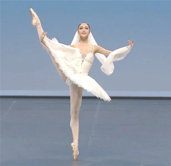 バレエ チュチュ ホワイト キャミソール バレエレオタード 袖なし バレエ衣装 レッスン着 練習着 ダンス衣装 バレエダンス ダンス レッスン バレリーナ 衣装 舞台 ステージ 発表会 バレエ用品 白