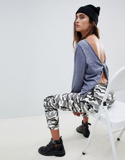 エイソス レディース パーカー・スウェット アウター ASOS DESIGN sweatshirt with twist back in washed black エイソス レディース パーカー・スウェット アウター ASOS DESIGN sweatshirt with twist back in washed black