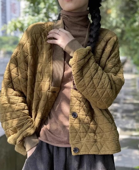 レディース ジャケット アウター 上着 キルティングジャケット ミドル丈 長袖 ドロップショルダー Vネック 襟なし ノーカラー ボタン 大人可愛い シンプル カジュアル 上品 おしゃれ レトロ レディース ジャケット アウター 上着 キルティングジャケット ミドル丈 長袖 ドロップショルダー Vネック 襟なし ノーカラー ボタン 大人可愛い シンプル カジュアル 上品 おしゃれ レトロ