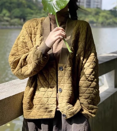 レディース ジャケット アウター 上着 キルティングジャケット ミドル丈 長袖 ドロップショルダー Vネック 襟なし ノーカラー ボタン 大人可愛い シンプル カジュアル 上品 おしゃれ レトロ レディース ジャケット アウター 上着 キルティングジャケット ミドル丈 長袖 ドロップショルダー Vネック 襟なし ノーカラー ボタン 大人可愛い シンプル カジュアル 上品 おしゃれ レトロ
