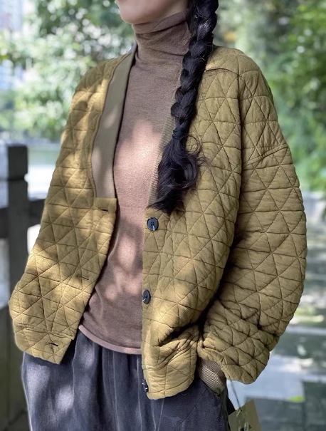 レディース ジャケット アウター 上着 キルティングジャケット ミドル丈 長袖 ドロップショルダー Vネック 襟なし ノーカラー ボタン 大人可愛い シンプル カジュアル 上品 おしゃれ レトロ レディース ジャケット アウター 上着 キルティングジャケット ミドル丈 長袖 ドロップショルダー Vネック 襟なし ノーカラー ボタン 大人可愛い シンプル カジュアル 上品 おしゃれ レトロ