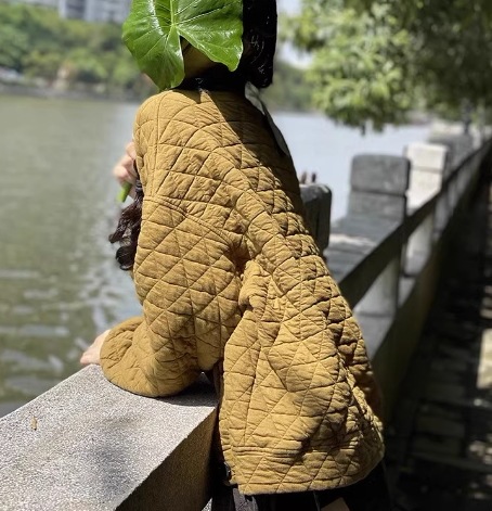 レディース ジャケット アウター 上着 キルティングジャケット ミドル丈 長袖 ドロップショルダー Vネック 襟なし ノーカラー ボタン 大人可愛い シンプル カジュアル 上品 おしゃれ レトロ レディース ジャケット アウター 上着 キルティングジャケット ミドル丈 長袖 ドロップショルダー Vネック 襟なし ノーカラー ボタン 大人可愛い シンプル カジュアル 上品 おしゃれ レトロ