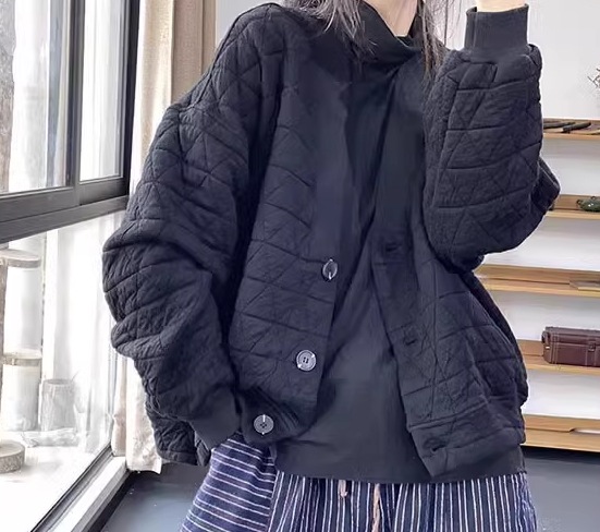 レディース ジャケット アウター 上着 キルティングジャケット ミドル丈 長袖 ドロップショルダー Vネック 襟なし ノーカラー ボタン 大人可愛い シンプル カジュアル 上品 おしゃれ レトロ レディース ジャケット アウター 上着 キルティングジャケット ミドル丈 長袖 ドロップショルダー Vネック 襟なし ノーカラー ボタン 大人可愛い シンプル カジュアル 上品 おしゃれ レトロ