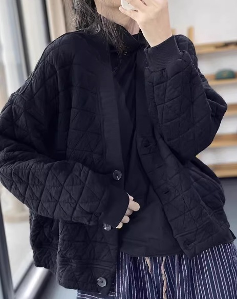 レディース ジャケット アウター 上着 キルティングジャケット ミドル丈 長袖 ドロップショルダー Vネック 襟なし ノーカラー ボタン 大人可愛い シンプル カジュアル 上品 おしゃれ レトロ レディース ジャケット アウター 上着 キルティングジャケット ミドル丈 長袖 ドロップショルダー Vネック 襟なし ノーカラー ボタン 大人可愛い シンプル カジュアル 上品 おしゃれ レトロ