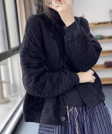 レディース ジャケット アウター 上着 キルティングジャケット ミドル丈 長袖 ドロップショルダー Vネック 襟なし ノーカラー ボタン 大人可愛い シンプル カジュアル 上品 おしゃれ レトロ レディース ジャケット アウター 上着 キルティングジャケット ミドル丈 長袖 ドロップショルダー Vネック 襟なし ノーカラー ボタン 大人可愛い シンプル カジュアル 上品 おしゃれ レトロ