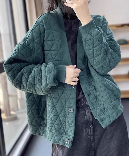 レディース ジャケット アウター 上着 キルティングジャケット ミドル丈 長袖 ドロップショルダー Vネック 襟なし ノーカラー ボタン 大人可愛い シンプル カジュアル 上品 おしゃれ レトロ レディース ジャケット アウター 上着 キルティングジャケット ミドル丈 長袖 ドロップショルダー Vネック 襟なし ノーカラー ボタン 大人可愛い シンプル カジュアル 上品 おしゃれ レトロ