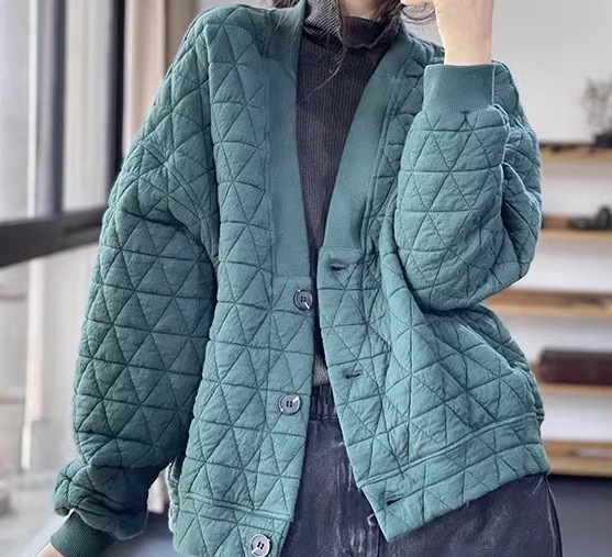 レディース ジャケット アウター 上着 キルティングジャケット ミドル丈 長袖 ドロップショルダー Vネック 襟なし ノーカラー ボタン 大人可愛い シンプル カジュアル 上品 おしゃれ レトロ レディース ジャケット アウター 上着 キルティングジャケット ミドル丈 長袖 ドロップショルダー Vネック 襟なし ノーカラー ボタン 大人可愛い シンプル カジュアル 上品 おしゃれ レトロ
