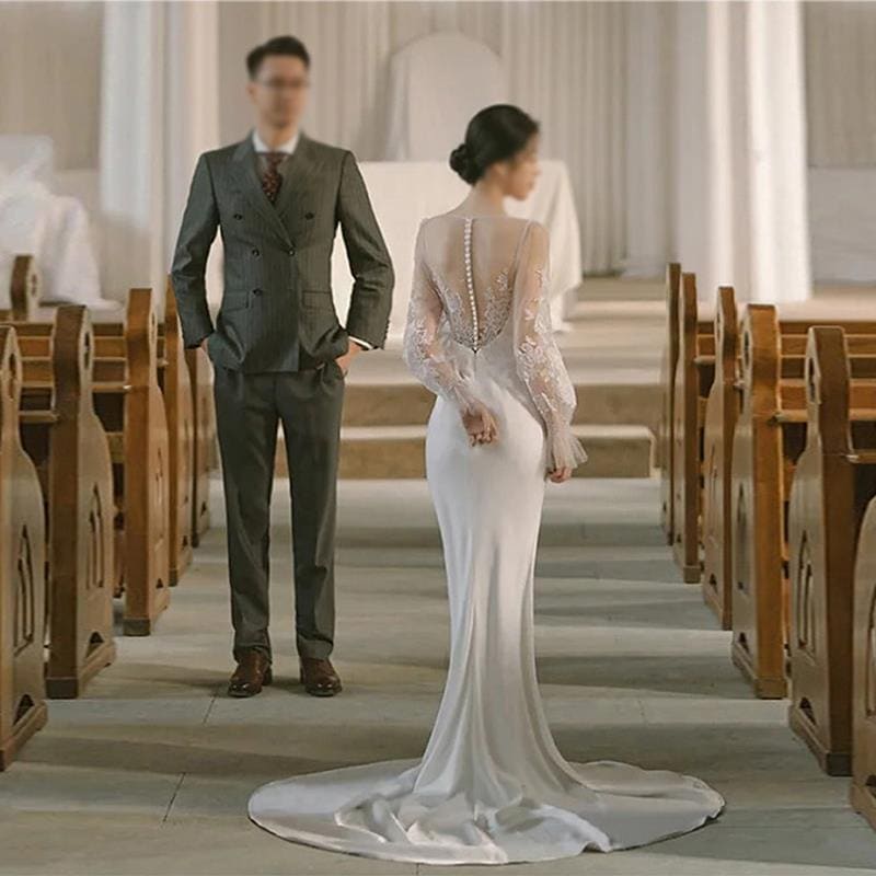 新型の韓国式森系の軽いウェディングドレスの白いシンプルな魚の尾は腰のセクシーな小さい尾のサテンのタキシードを収めます 新型の韓国式森系の軽いウェディングドレスの白いシンプルな魚の尾は腰のセクシーな小さい尾のサテンのタキシードを収めます