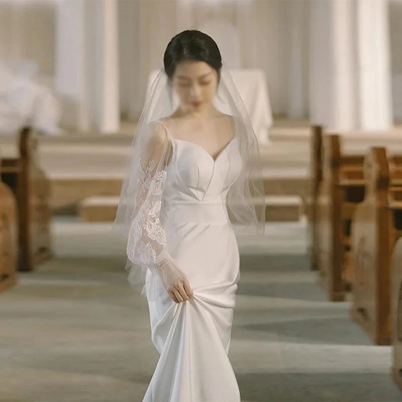 新型の韓国式森系の軽いウェディングドレスの白いシンプルな魚の尾は腰のセクシーな小さい尾のサテンのタキシードを収めます 新型の韓国式森系の軽いウェディングドレスの白いシンプルな魚の尾は腰のセクシーな小さい尾のサテンのタキシードを収めます